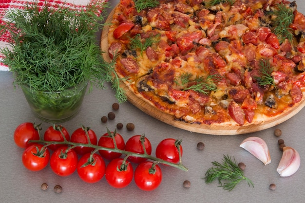 Widok pizzy z wysokiego kąta
