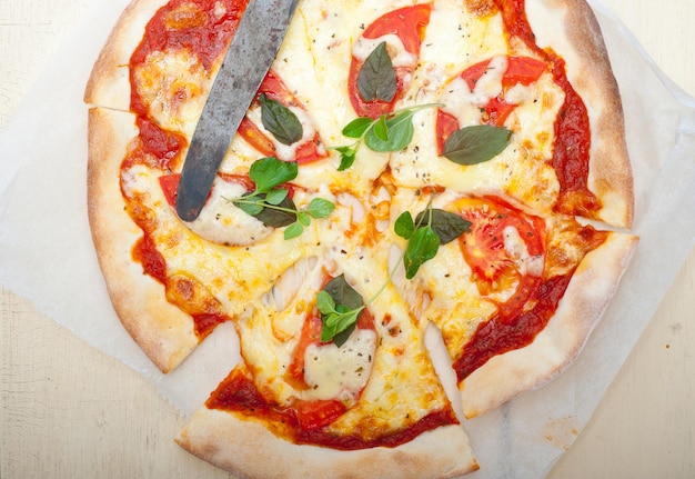 Widok pizzy z wysokiego kąta