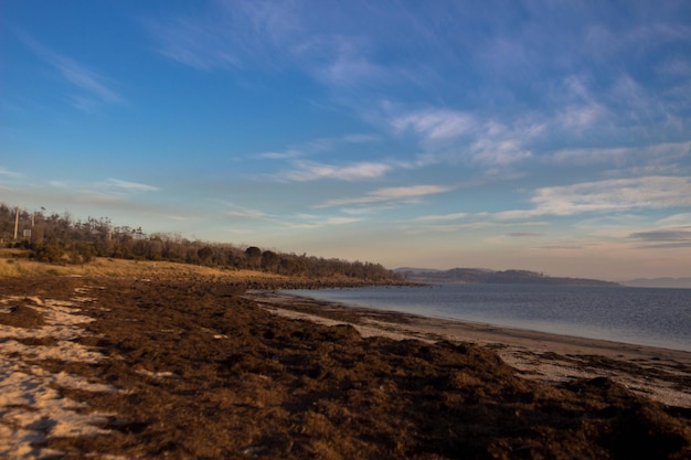 Widok plaży na tle nieba podczas zachodu słońca