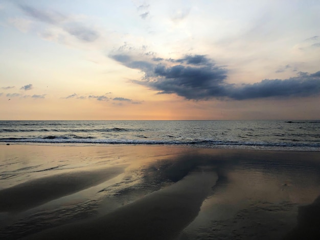 Widok plaży na tle nieba podczas zachodu słońca