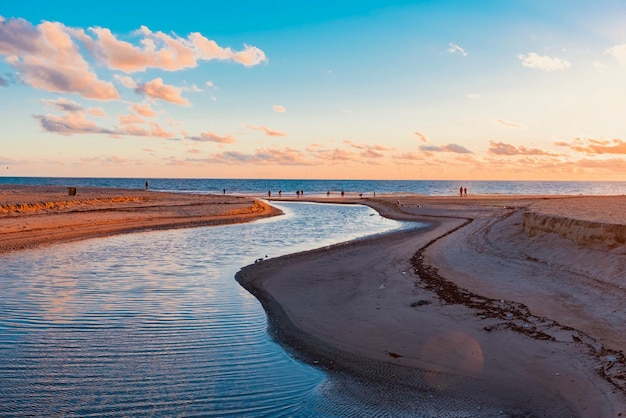 Zdjęcie widok plaży na tle nieba podczas zachodu słońca