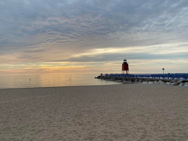 Zdjęcie widok plaży na tle nieba podczas zachodu słońca