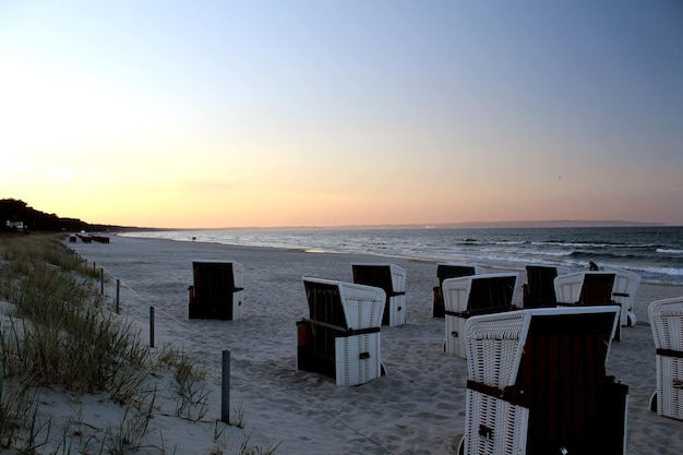 Zdjęcie widok plaży na tle nieba podczas zachodu słońca