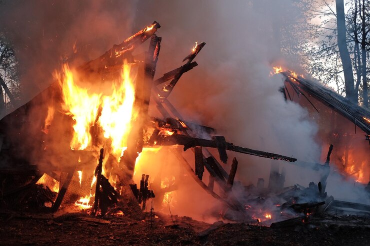 Zdjęcie widok płonącej budowli