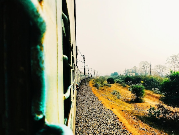 Zdjęcie widok pociągu na drodze