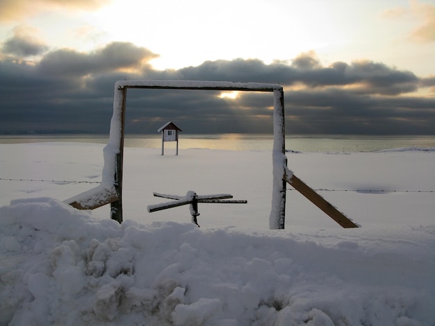 Zdjęcie widok pokrytej śniegiem plaży