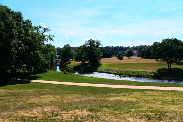 Widok pola golfowego na tle nieba