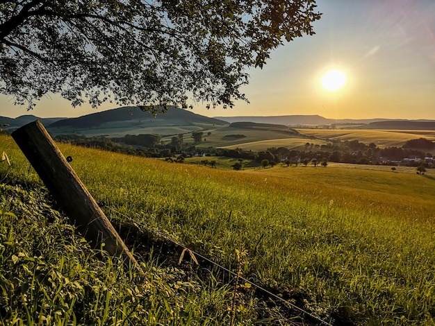 Widok pola na tle nieba podczas zachodu słońca