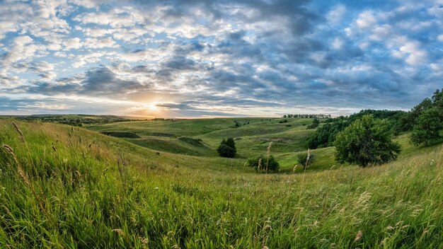 Zdjęcie widok pola na tle nieba podczas zachodu słońca