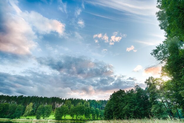 Zdjęcie widok pola na tle nieba podczas zachodu słońca