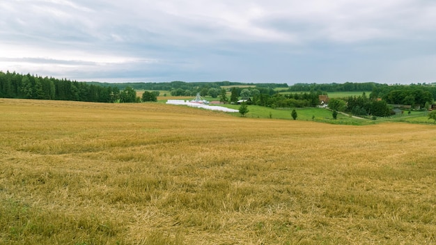 Widok pola rolniczego na tle nieba