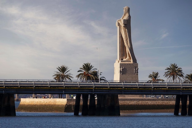 Zdjęcie widok pomnika kolumba z ujściem rzeki huelva na pierwszym planie