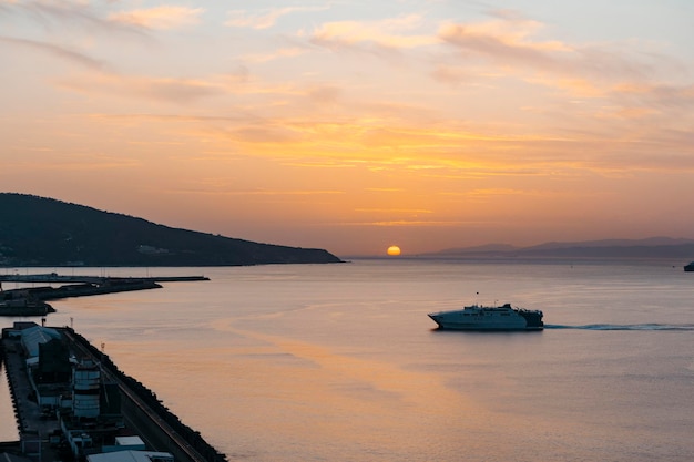Widok promu o zachodzie słońca wjeżdżającego do portu w Ceucie Zdjęcie wysokiej jakości