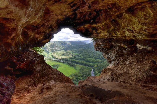 Zdjęcie widok przez jaskinię okienną w arecibo w puerto rico