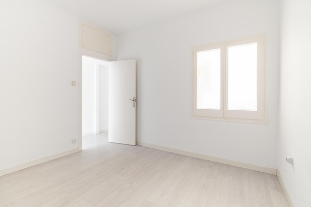 Widok pustego, białego, jasnego pokoju z oknem bez mebli po malowaniu i renowacji