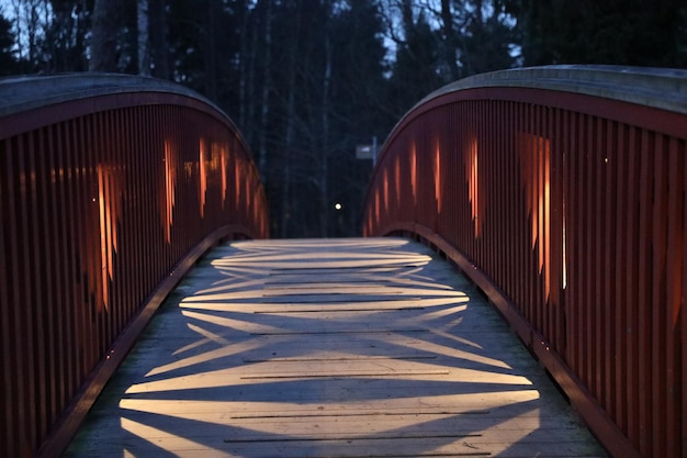 Zdjęcie widok pustego mostu dla pieszych