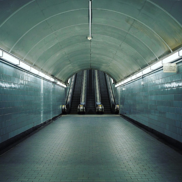 Zdjęcie widok pustego tunelu metra