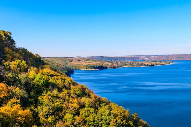 Widok rzeki Dniestr na Ukrainie jesienią
