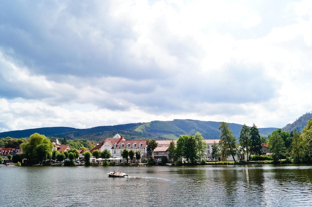 Widok rzeki z miastem w tle