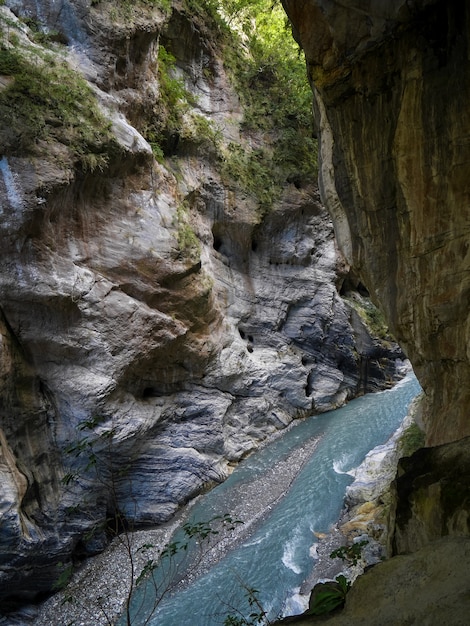 Widok rzeźbiony wąski wąwóz z błękitną rzeką głęboko w wąwozie Taroko, Tajwan