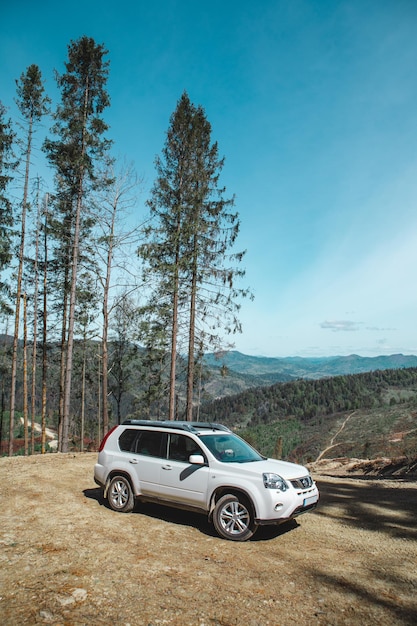 Widok samochodu suv w górach na wiejskiej drodze