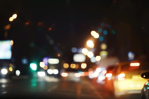 widok samochodu w korku / widok z tyłu krajobrazu z okna w samochodzie, droga z samochodami, światłami i nogami samochodów widok nocny