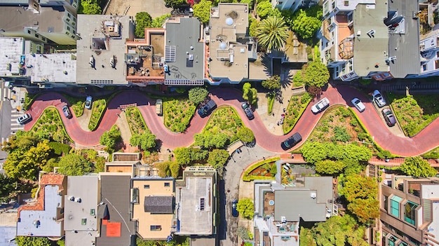 Widok San Francisco z góry na krętą ceglaną ulicę Lombard Street