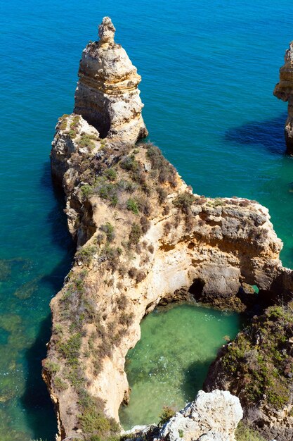 Widok skaliste wybrzeże latem Oceanu Atlantyckiego (Ponta da Piedade, Lagos, Algarve, Portugalia).