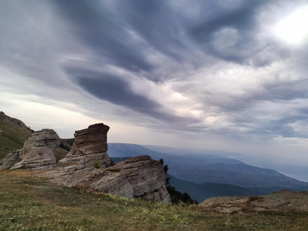 Widok skalistej góry na tle nieba