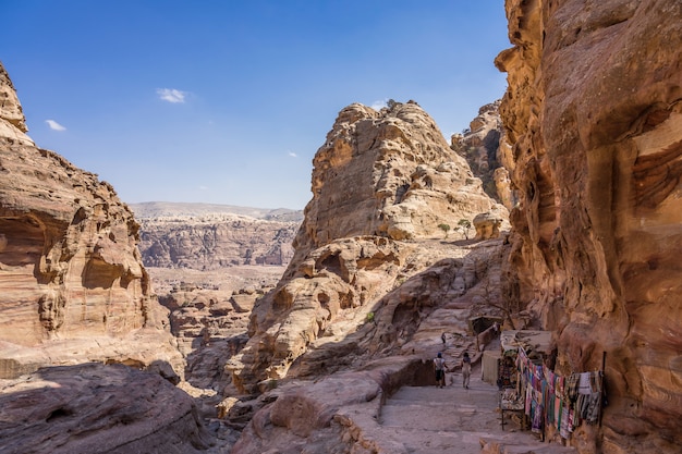 Widok skały i sposób monaster w Petra, Jordania.