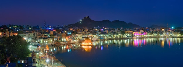 Widok słynnego indyjskiego świętego świętego miasta Pushkar z pushkar ghaty radżastan indie poziomy pan