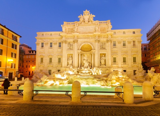 widok słynnej fontanny di Trevi w Rzymie oświetlona w nocy Włochy