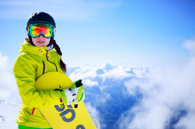 Widok sportowca ze snowboardem stojącego na górze