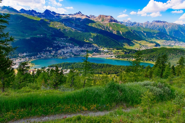 Widok St. Moritz z górskiego szlaku w lecie