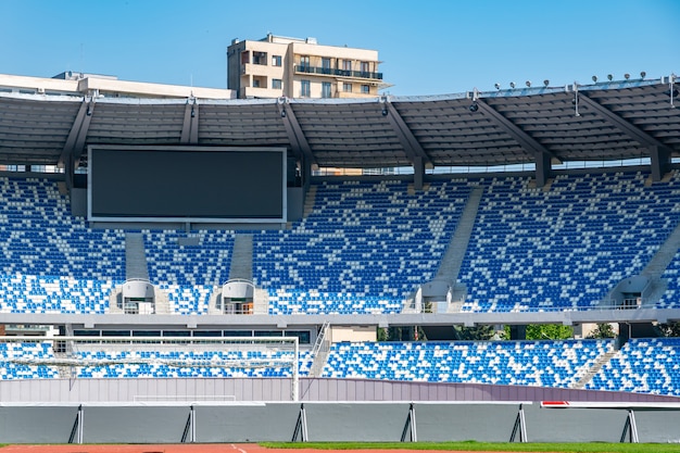 Zdjęcie widok stadionu boiska i krzesełek stadionowych