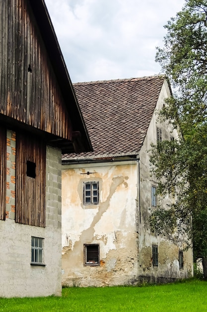 Zdjęcie widok starego domu w austriackiej wiosce.