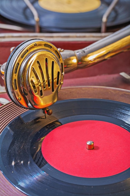 Widok starego gramofonu na głośniku na winylowym dysku