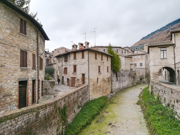 Widok starego miasta Gubbio. Włoskie średniowieczne miasto. Umbria, Włochy