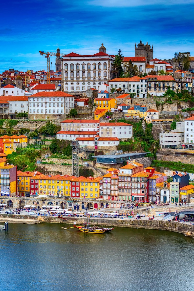 Zdjęcie widok starego miasta porto w portugalii z rzeką douro