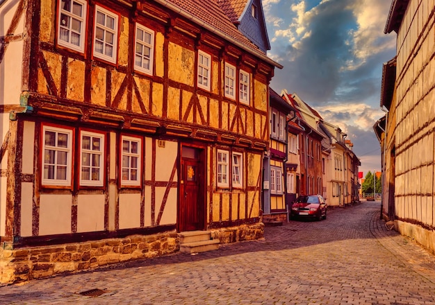 Widok starego miasta w europie w pięknym wieczornym świetle o zachodzie słońca w niemczech
