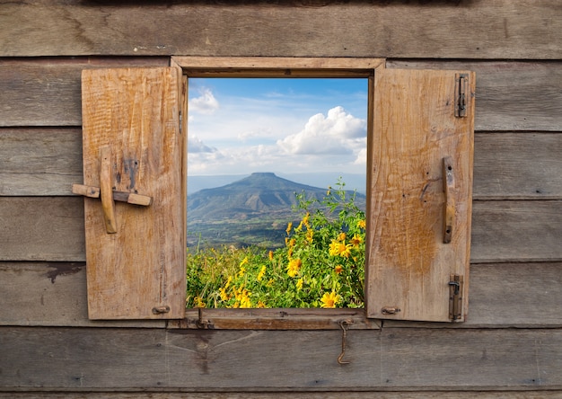 Widok starego rocznika drewniani okno, drewniana rama wiejski krajobraz