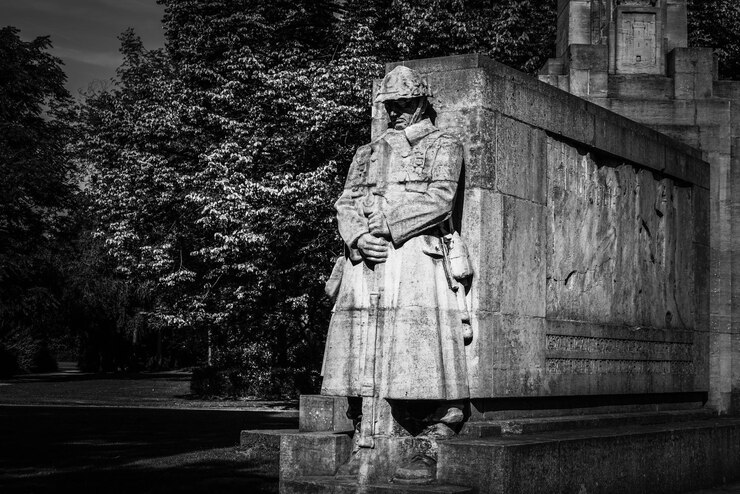 Zdjęcie widok starej posągu na drzewach