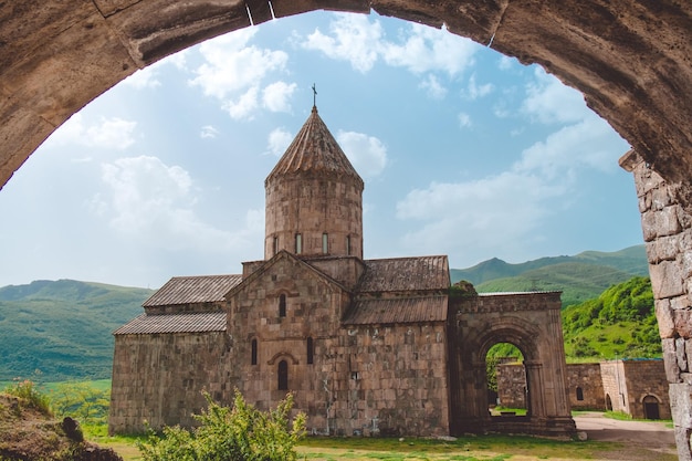 Widok starożytnego klasztoru Tatev z łuku Armenii