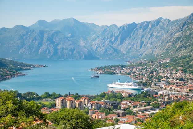 Widok starożytnego miasta Kotor i zatoki Boka Kotorska ze szczytu góry.