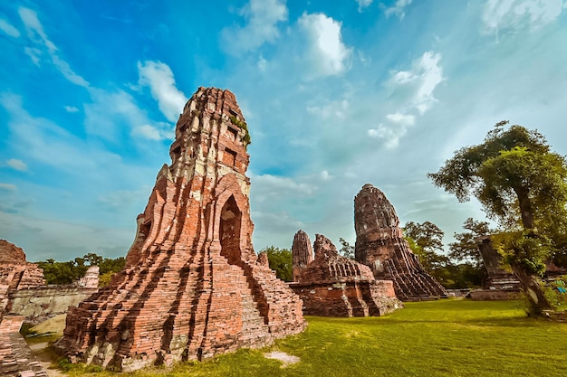 Widok starych ruin na chmurnym niebie