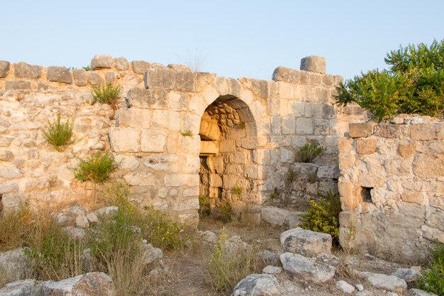 Zdjęcie widok starych ruin na tle nieba