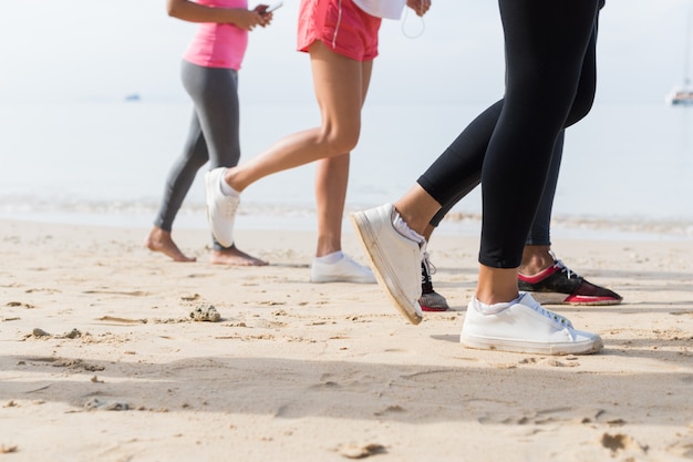 Widok stóp działa na plaży razem