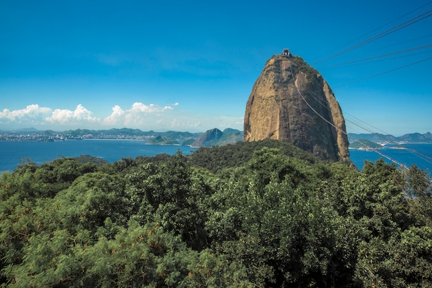 Widok Sugar Loaf i las atlantycki z morzem, Rio De Janeiro, Brazylia