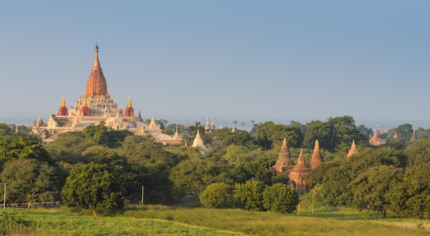 Widok świątyni Ananda w Bagan Myanmar