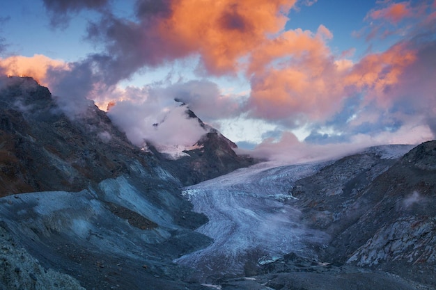 Zdjęcie widok szwajcarskich alp na chmurnym niebie podczas zachodu słońca